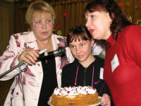 Лариса Мынзу с мамой и тортом  "Гранаты на снегу"